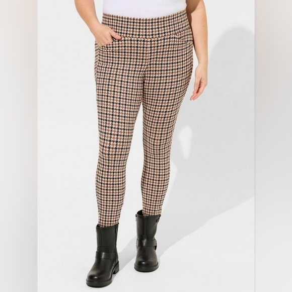 2X • Torrid • Pocket Pixie Skinny Studio Luxe Ponte High Rise Pant - Picture 3 of 4